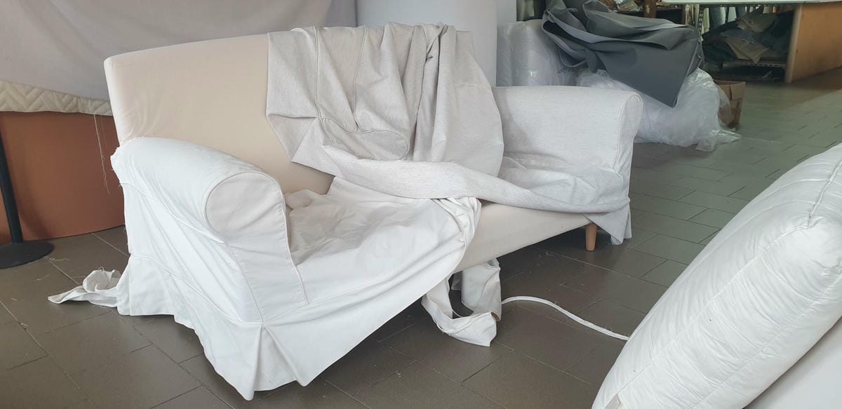 metà divano con vecchia fodera + metà con fodera nuova